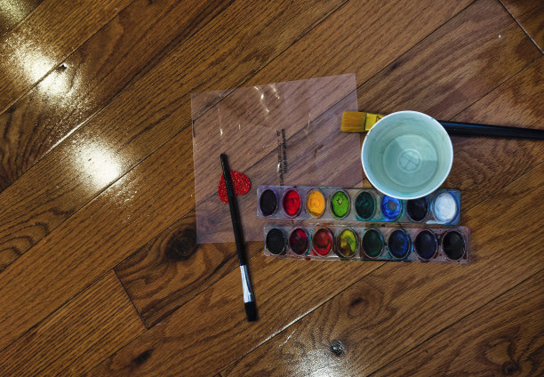 从上面看，艺术用品躺在木地板上图片下载