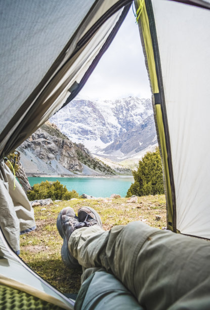从游客帐篷看库利卡隆湖和塔吉克斯坦范山脉冰川的岩石山峰图片下载