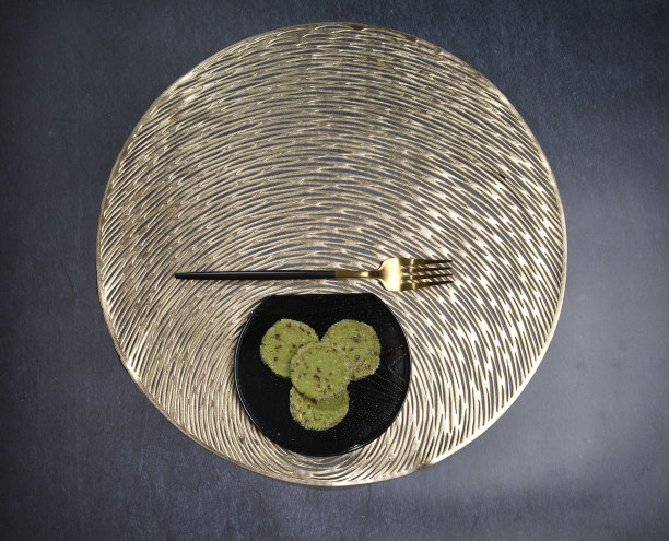 烘焙豪华抹茶绿茶与混合坚果巧克力片糖钻石貂皮圆饼干和黑盘金叉刀暗背景糕点甜点清真无麸质素食食品菜单图片下载