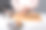 一位女士在现代化的厨房里烹饪巧克力松露。图片下载