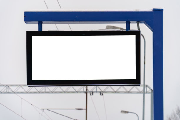 阴天的火车站空车时刻表显示图片下载