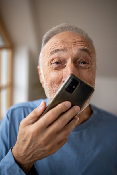一个老人亲吻手机的照片图片下载
