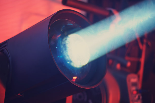 舞台上的灯光设备，舞台上的白色灯光图片下载