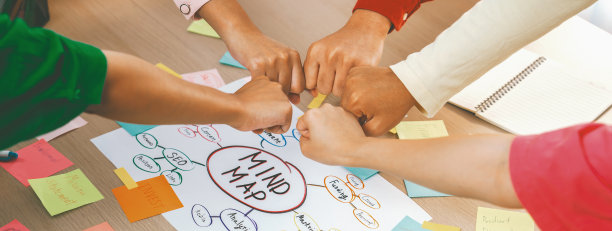 年轻的创意创业团队加入圆圈，一起握拳。斑叶。图片下载