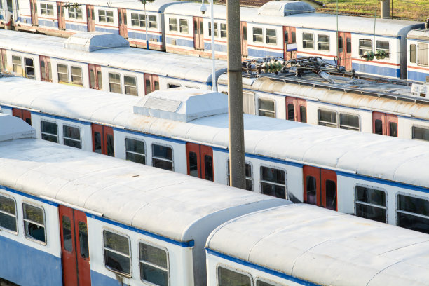 在土耳其伊斯坦布尔的haydarpa<e:1>火车站，一列旧火车的彩绘车厢。图片下载