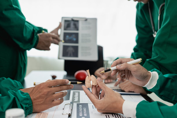 医生、护士和桌上的电脑显示了一起工作的多样性。图片下载