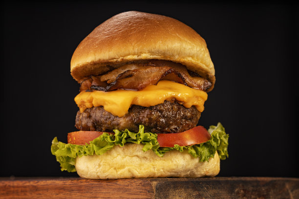汉堡配薯条和苏打水，在摄影棚里用棕色和黑色的木头拍的照片图片下载