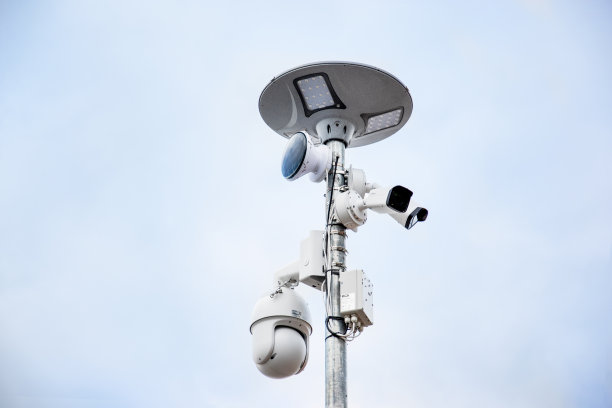 街头相机对着蓝色多云的天空图片下载