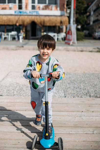 小男孩在海边骑摩托车图片下载