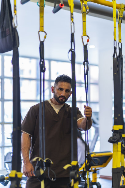 运动医生在他工作的健身房里。图片下载