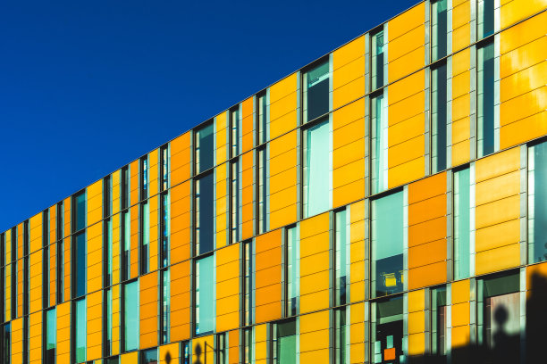 建筑立面上窗户的图案图片下载