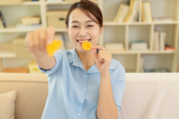 年轻亚洲妇女在家的照片图片下载