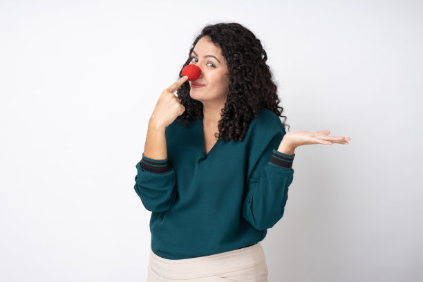 年轻的女商人的肖像与卷曲的发型穿时髦的聪明的休闲服装孤立的白色背景股票照片图片下载