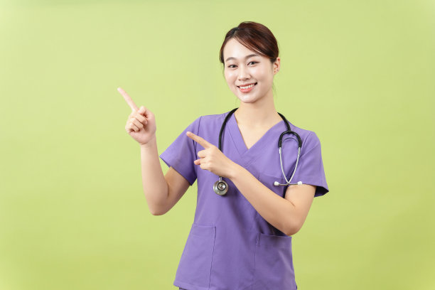 绿色背景的年轻亚洲女医生的照片图片下载