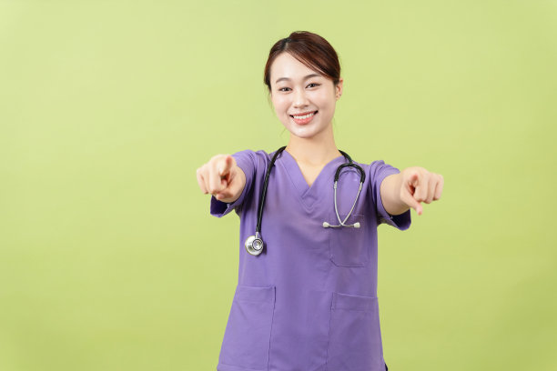 绿色背景的年轻亚洲女医生的照片图片下载