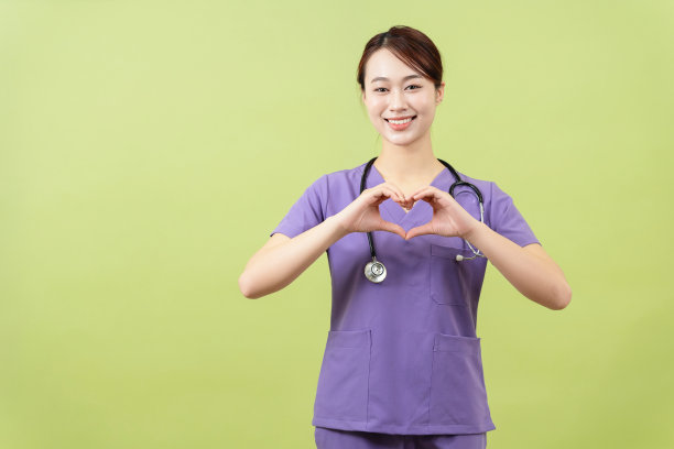 绿色背景的年轻亚洲女医生的照片图片下载