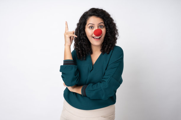 年轻的女商人的肖像与卷曲的发型穿时髦的聪明的休闲服装孤立的白色背景股票照片图片下载