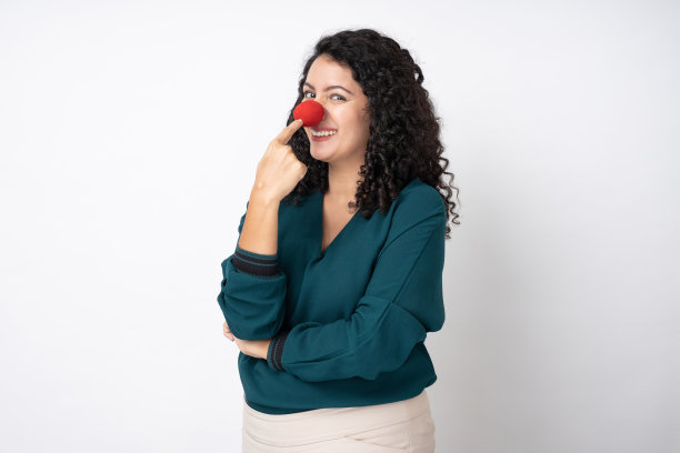 年轻的女商人的肖像与卷曲的发型穿时髦的聪明的休闲服装孤立的白色背景股票照片图片下载