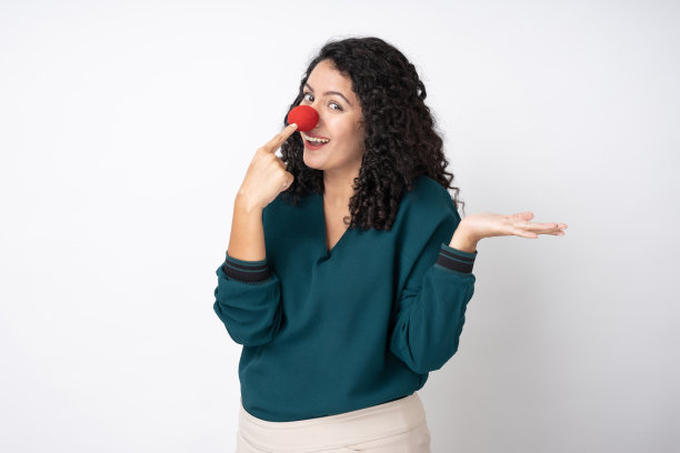 年轻的女商人的肖像与卷曲的发型穿时髦的聪明的休闲服装孤立的白色背景股票照片图片下载