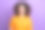 照片中心情积极的女人穿着橙色t恤微笑，露出白色的牙齿孤立的紫色背景图片下载
