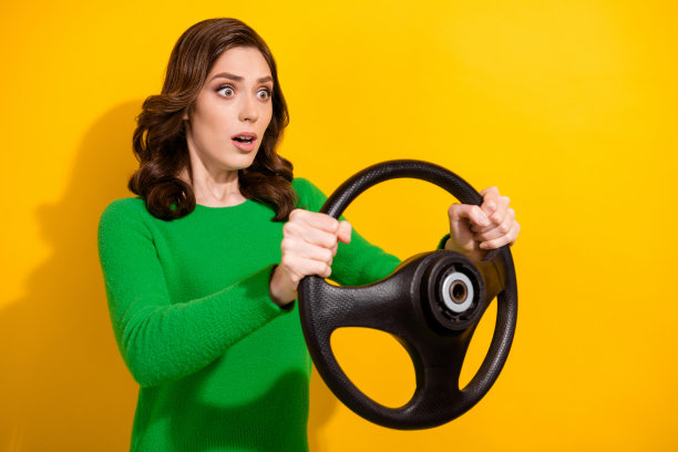 照片中焦虑紧张的女人穿着时髦的绿色时髦衣服，在黄色的背景上看起来空旷空旷图片下载