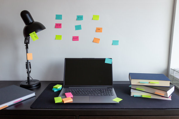 家庭办公空间与笔记本电脑和笔记图片下载