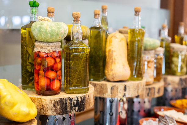 货架上摆放着各种泡菜罐和有机橄榄油图片下载