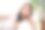漂亮开朗的照片无忧无虑的女孩灿烂的微笑坐在沙发上，手摸脸颊阳光窗户公寓里面图片下载