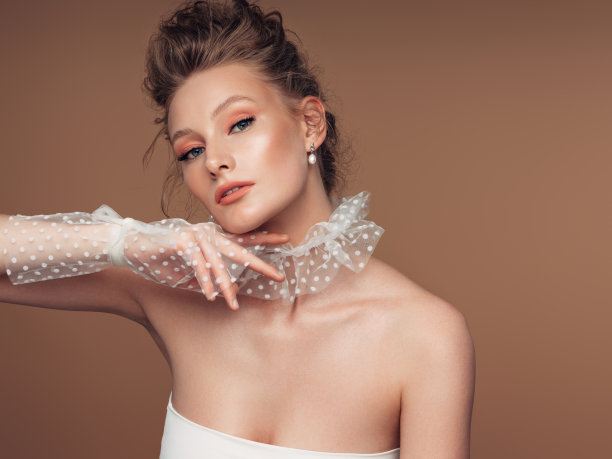 摄影棚里一个金发美女的照片图片下载