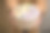 穿着棕色夹克的女孩手里拿着一个纸板箱，里面装着迷人的花朵和令人愉快的丁香马卡龙图片下载