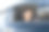 年轻漂亮的亚洲女商人一边开车一边用智能手机买新车。她非常高兴和兴奋与手机驾驶应用程序。商务女车在路上图片下载