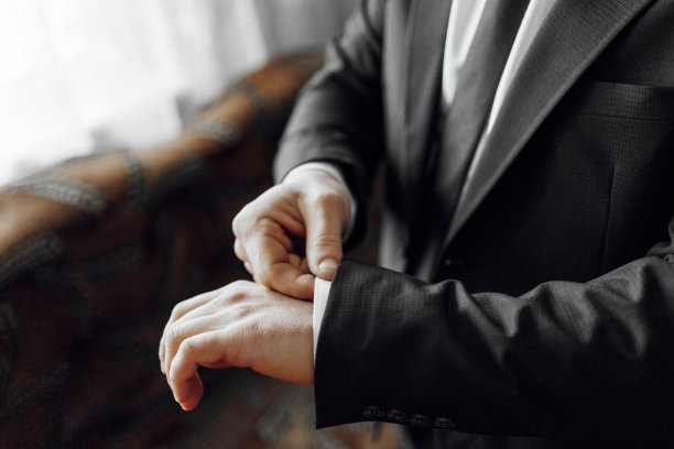 一个男人正拿着黑色领带。裁剪和模糊的照片。男人的风格。业务。时尚图片下载