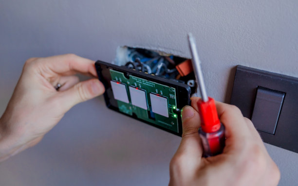 技师在现代别墅安装感应灯开关图片下载