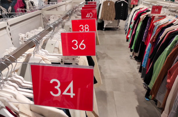 商店里按尺码分类的衣服图片下载