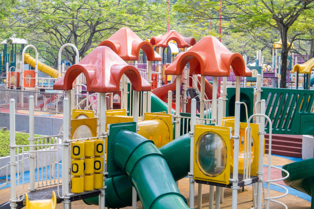 各种色彩缤纷的公园供孩子们在城市的绿地中玩耍。图片下载
