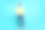 年轻模特的全身尺寸照片，深色头发的男人穿着黄色t恤和牛仔裤，在海蓝宝石的背景下摆出孤立的姿势图片下载