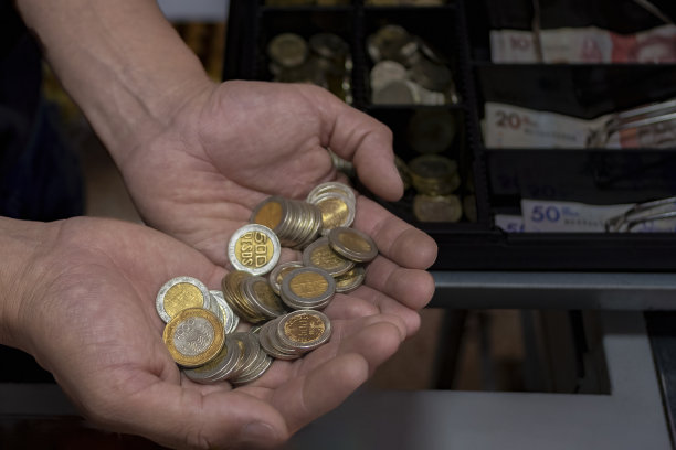 一个人的手上有哥伦比亚硬币图片下载