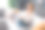 无言以对的女士全身照片赤脚坐在沙发上拿着爆米花碗看电影电视公寓里面图片下载