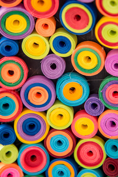 多色纸人物，形成手工设计和装饰图片下载