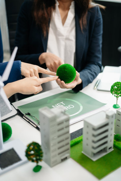 业务团队人员在办公室会议室规划和讨论回收减少再利用政策符号。图片下载