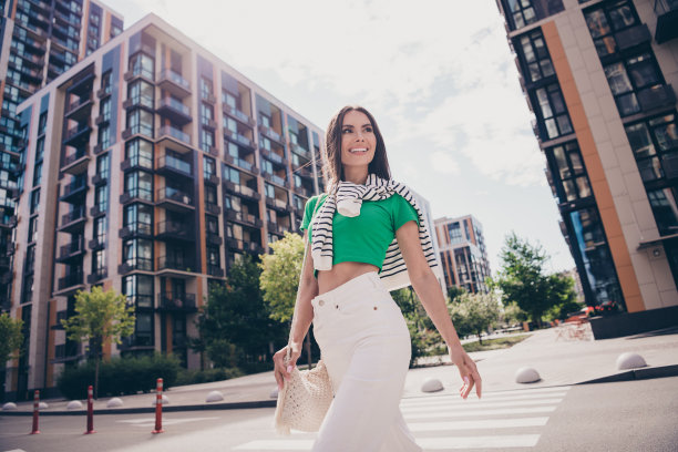 步行街的照片快乐的年轻微笑的女孩好心情看一边好奇探索城市中心户外小镇的背景图片下载