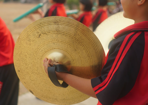 管弦乐队的学生们正在用铙钹演奏歌曲。图片下载
