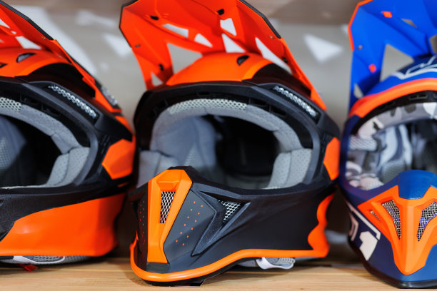 商店出售越野摩托车防护头盔。图片下载