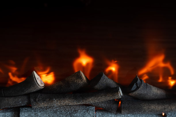 迷人的余烬的柴火火焰吞没在舞蹈的火焰辐射一个温暖舒适的辉光，捕捉一个宁静的乡村氛围的本质豪华家居装饰在客厅图片下载