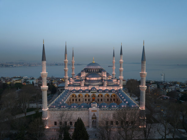 蓝色清真寺(Sultanahmet Camii)斋月尖塔之间的发光字母(Mahya)无人机照片，伊斯坦布尔，苏丹艾哈迈德广场法提赫图片下载