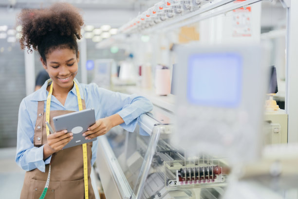 作为一名美国女裁缝，一名公司的设计师，用世界一流的织机设计服装，供奢侈品客户在世界一流的时装秀上穿着，工作的乐趣。图片下载