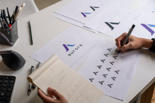 在办公室工作的亚洲平面设计师。设计标志艺术家创意设计师插画平面技能概念。图片下载