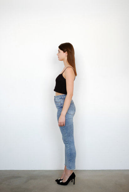 穿着黑色t恤的年轻女孩模特在白色背景上看得很近图片下载