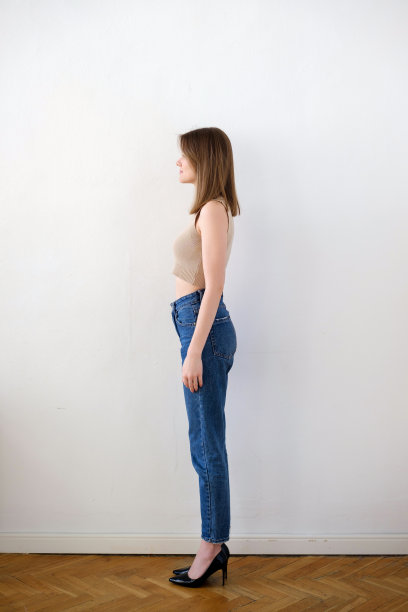 穿着黑色t恤的年轻女孩模特在白色背景上看得很近图片下载