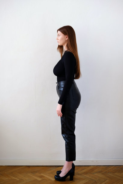 年轻女孩加码黑色t恤模特照片左看全长接近白色背景图片下载